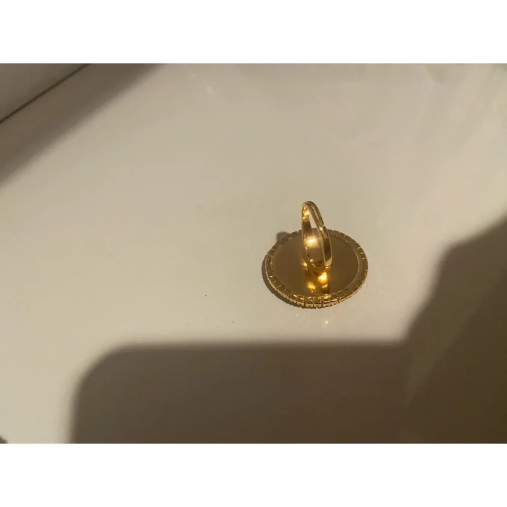 Anthropologie Embellished Stone Cocktail Ring in Pearl 14k Gold Plated - Picture 4 of 6